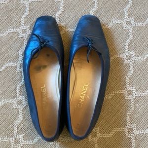 Vintage authentic Chanel blue leather flats with bow detail. Size 39.5